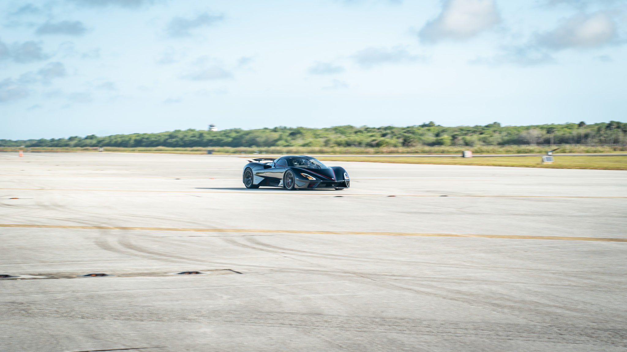 Carro mais rápido do mundo bate recorde e beira os 500 km h assista