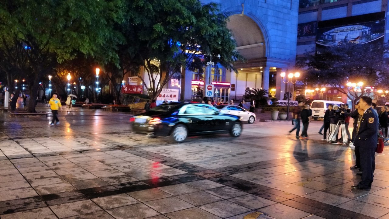 O asfalto é sempre bom e em algumas vias, como esse calçadão aberto para carros, de pedra lisinha (foto: Flavio R. Silveira)