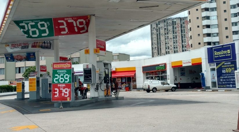 O golpe dos postos: faixa indicando preço do diesel em vez do da gasolina