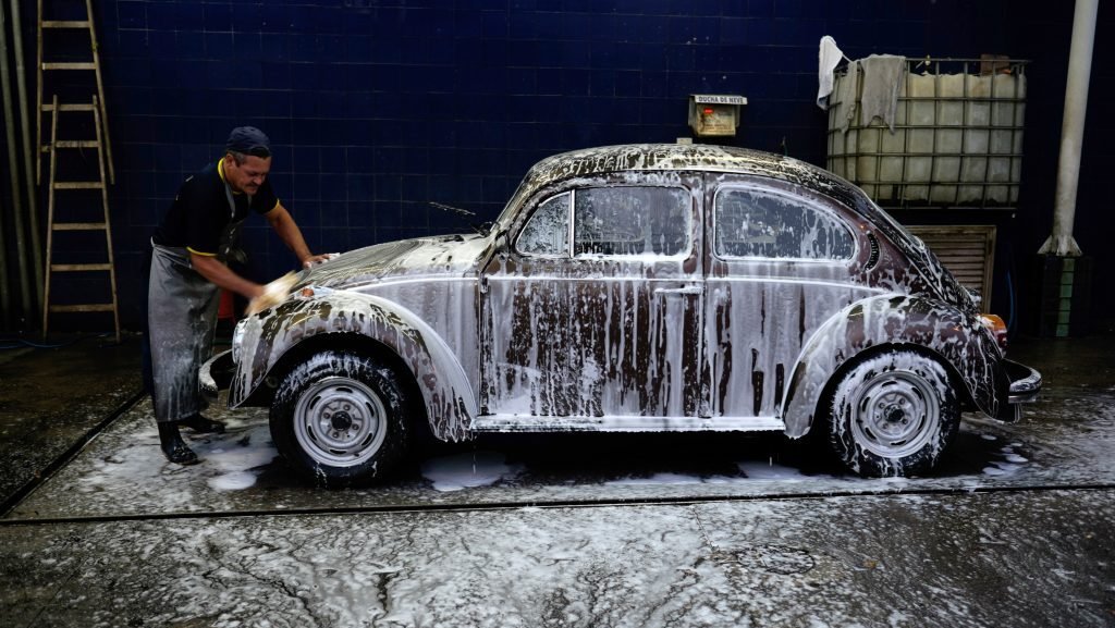 10 dicas para lavar o carro corretamente e evitar danos à pintura e componentes