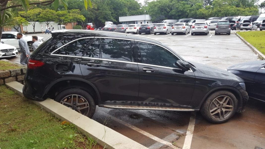 Enchente destrói carros da MercedesBenz em São Bernardo Enchente destrói carros da MercedesBenz em São Bernardo