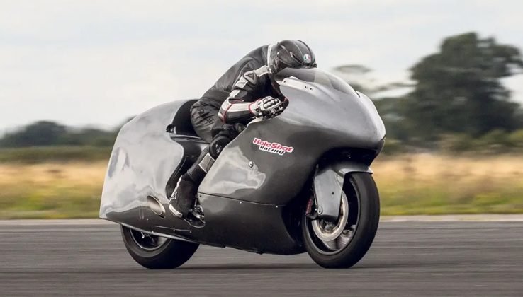 Piloto Guy Martin bateu recorde de velocidade em moto