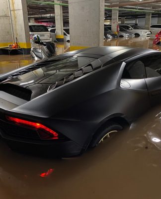 Lamborghini aparece alagada em enchente