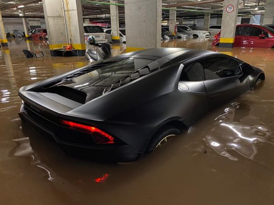 Lamborghini aparece alagada em enchente