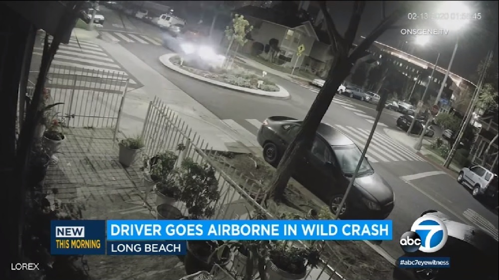 Carro voador destruiu oitros veículos após atravessar uma rotatória