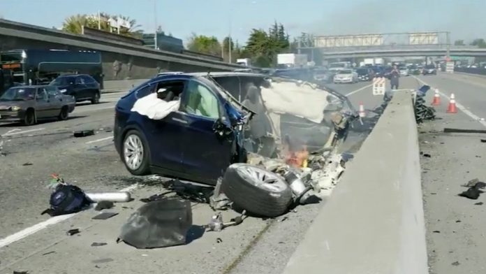 O Tesla Model X de Huang destruído em acidente