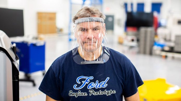 Respirador hospitalar da Ford usa ventoinha da F-150 e máscara dos funileiros da montadora