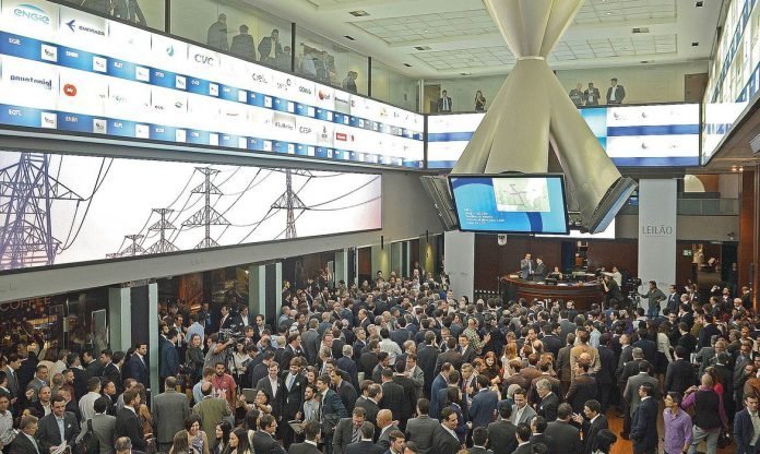 Após o Ibovespa cair 10,02%, aos 88.178,33 pontos, os negócios na B3, a bolsa de valores brasileira, foram interrompidos às 10h30 desta segunda. Após o Ibovespa cair 10,02%, aos 88.178,33 pontos, os negócios na B3, a bolsa de valores brasileira, foram interrompidos às 10h30 desta segunda