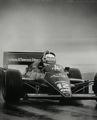 Senna em sua Lotus rumo à primeira vitória na Fórmula 1