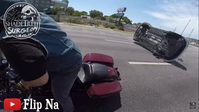 Motociclista filma capotamento que quase o atingiu