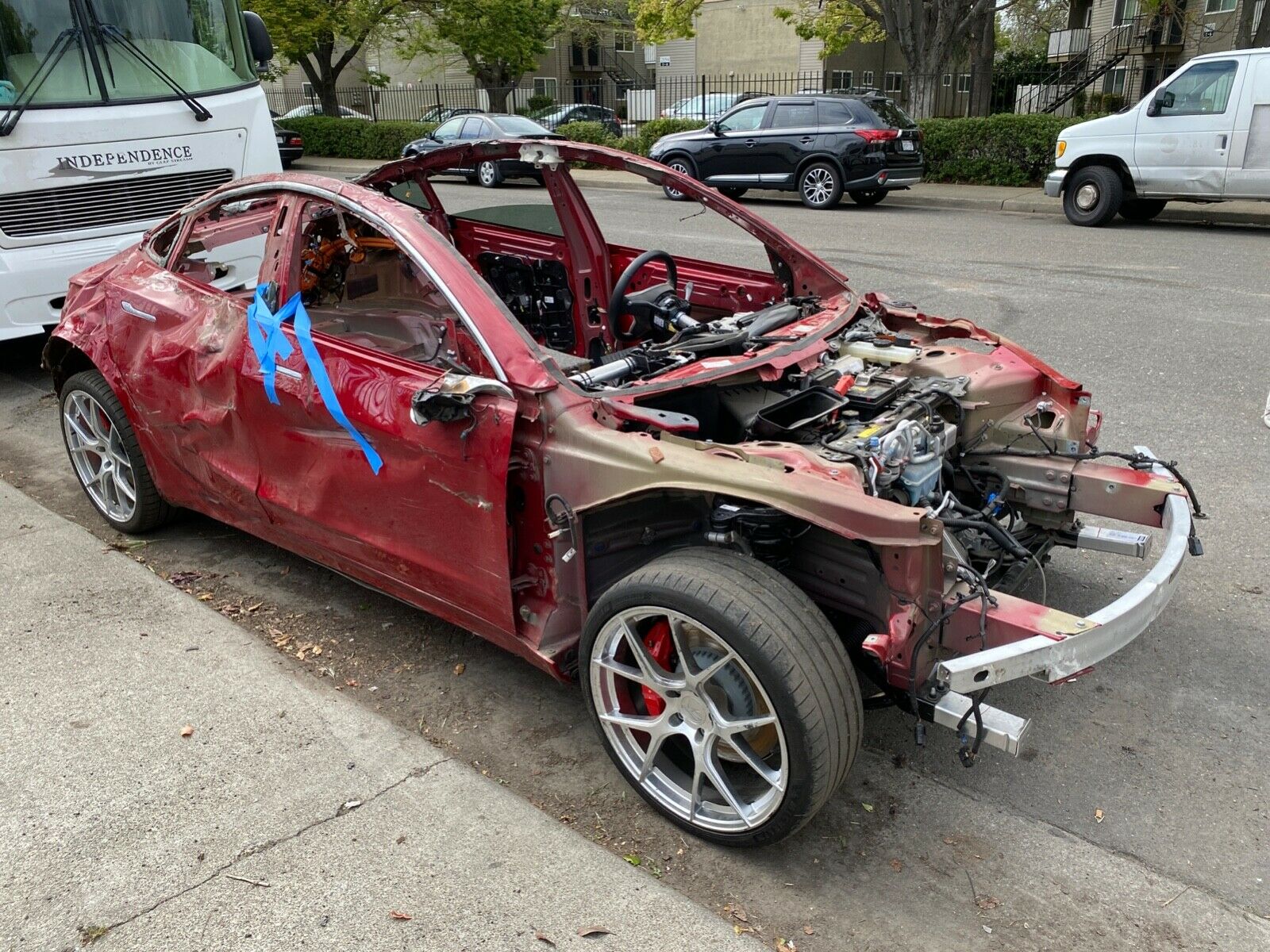 Um Tesla Model 3 destruído foi leiloado no eBay por impressionantes R$ 80 mil.