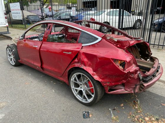 Tesla Model 3 destruído