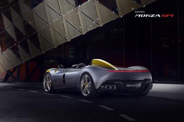 Ibrahimovic desfila com raríssima Ferrari de R$ 11 mi