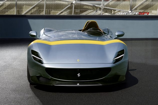 Ibrahimovic desfila com raríssima Ferrari de R$ 11 mi