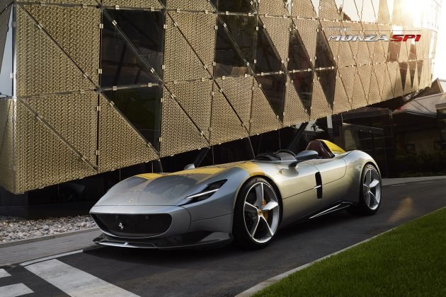 Ibrahimovic desfila com raríssima Ferrari de R$ 11 mi