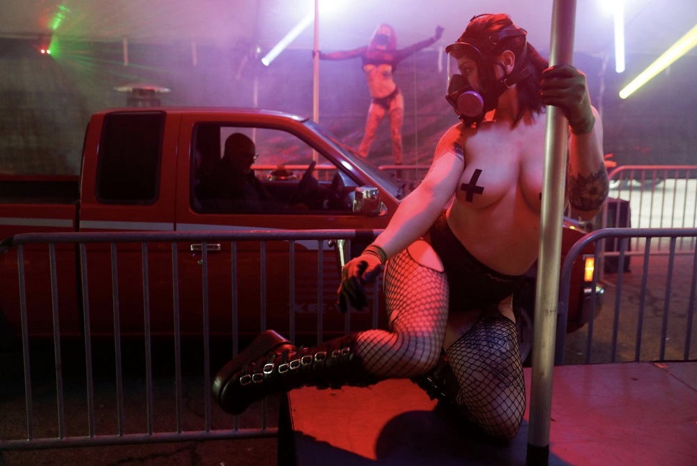 Contra pandemia, clube de strip tease cria drive-thru