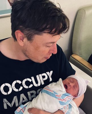 Elon Musk postou foto segunrando sua primeira filha no colo