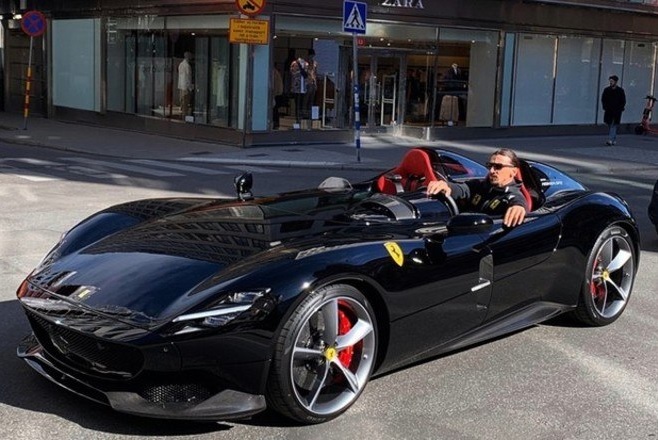 Ibrahimovic e sua raríssima Ferrari SP2