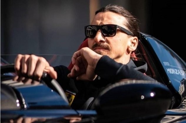 O jogador sueco foi um dos escolhidos pela marca para poder comprar a raríssima Ferrari Monza SP2