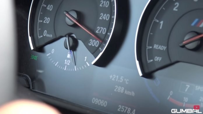 Velocímetro mostra carro atingindo 290 km/h em rodovia; polícia caça motoristas que fazem vídeos de infrações Velocímetro mostra carro atingindo 290 km/h em rodovia; polícia caça motoristas que fazem vídeos de infrações