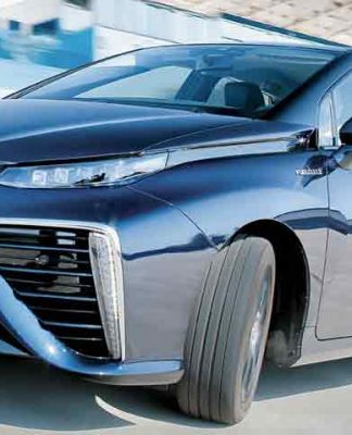 O Mirai tem linhas típicas da Toyota, com alguns toques especiais. Entre eles, as partes pretas do pára-choque dianteiro, que escondem tomadas de ar: o trem de força produz eletricidade fazendo o hidrogênio reagir com o oxigênio obtido por ali