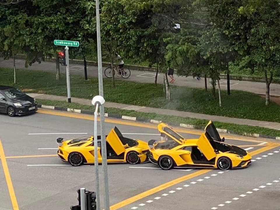 Dois Lamborghinis Aventador S idênticos, que no Brasil são vendidos a partir de R$ 4,5 milhões, bateram entre si em tiveram um príncipio de incêndio