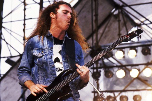 Cliff Burton foi o penúltimo a entrar na chamada formação original do Metallica e o responsável pelo salto qualitativo na sonoridade da banda; morreu em setembro de 1986 em acidente envolvendo o ônibus da turnê