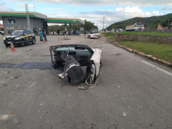 O Mercedes AMG GT se partiu ao meio em acidente fatal que aconteceu neste domingo em Biguaçu (SC). Foto: PRF/Divulgação