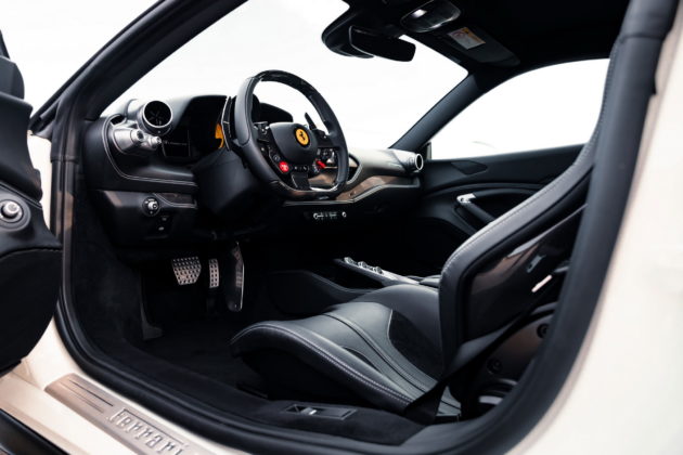 O interior da Ferrari F8 Tributo da Novitec pode exibir detalhes em couro ou Alcantara