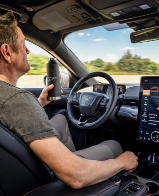 Ford apresentou tecnologia que permite dirigir sem as mãos