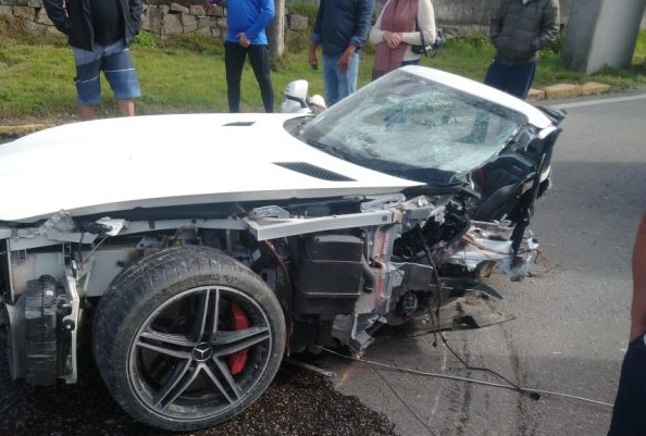 o Mercedes AMG GT se partiu ao meio em acidente fatal que aconteceu neste domingo em Biguaçu (SC). Foto: PRF/Divulgação