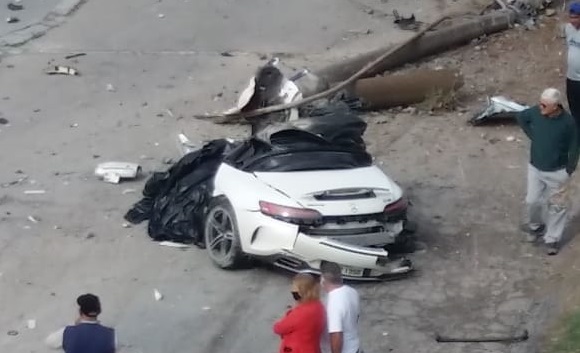 o Mercedes AMG GT se partiu ao meio em acidente fatal que aconteceu neste domingo em Biguaçu (SC). Foto: PRF/Divulgação