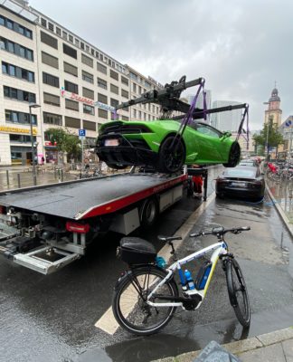 Lamborghini é guinchado por ocupar vaga de elétrico na Alemanha