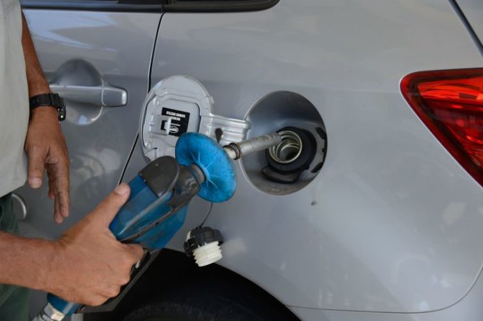 O preço da gasolina fica mais barato nas distribuidoras a partir de hoje