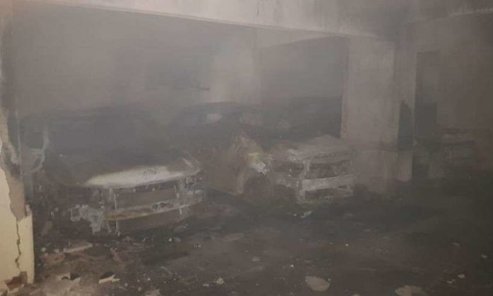 Incêndio em garagem de prédio em MG destrói sete carros