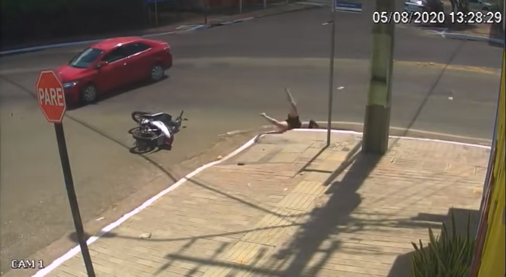 Cãmera registra momento exato em que motociclista cai em bueiro após acidente