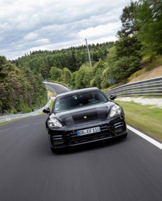 Novo Porsche Panamera que bateu recorde de velocidade no lendário circuito alemão