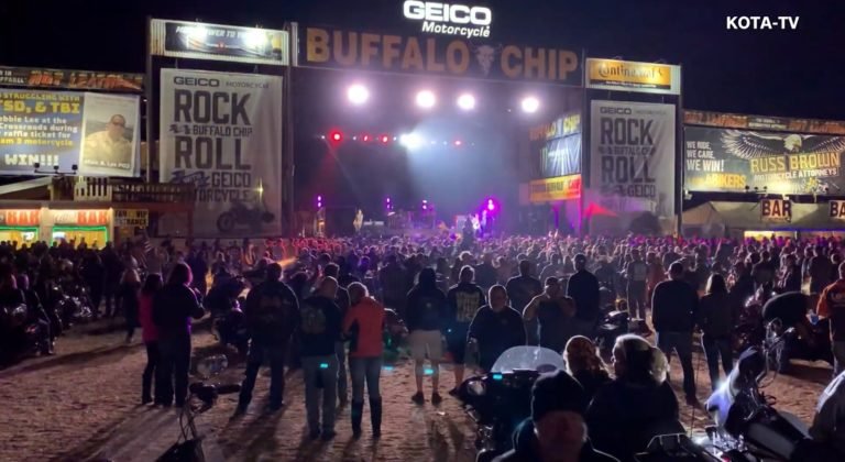 Smash Mouth toca para milhares de pessoas sem máscara e sem distanciamento social em encontro de motociclistas nos EUA. Foto: Reprodução
