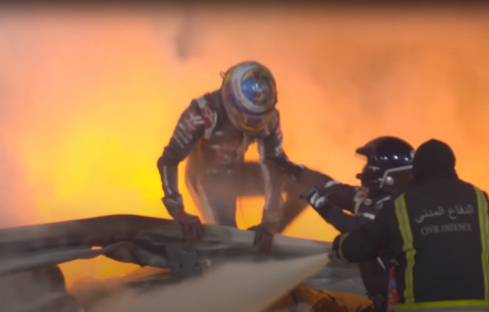 Romain Grosjean consegue deixar o carro em chamas após acidente que quase o matou
