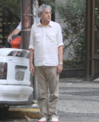 Caetano Veloso estaciona no Leblon em 2011