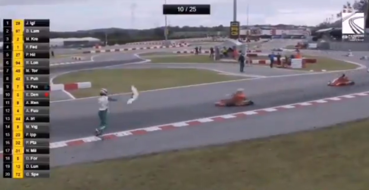 Piloto é suspenso pela FIA por 15 anos após jogar para-choque em rival; veja o vídeo