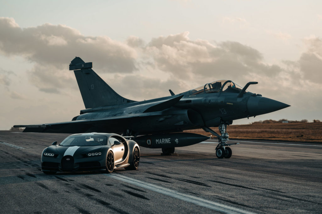 Bugatti Chiron disputa corrida com caça Dassault Rafale; veja o vídeo