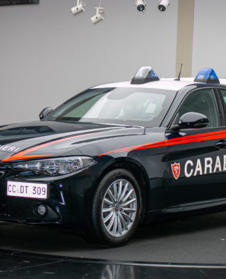 Blindagem e motor de 200 cv: conheça a viatura Alfa Romeo da polícia italiana