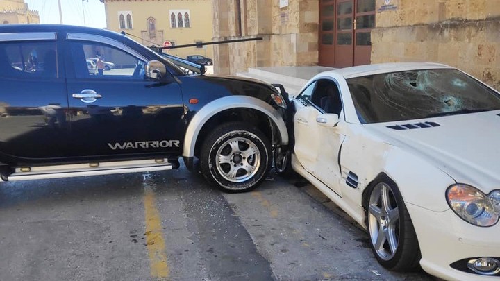 Briga entre policiais termina com Mercedes-Benz SL destruído