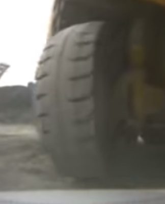 Caminhão gigante esmaga SUV por acidente; veja o vídeo