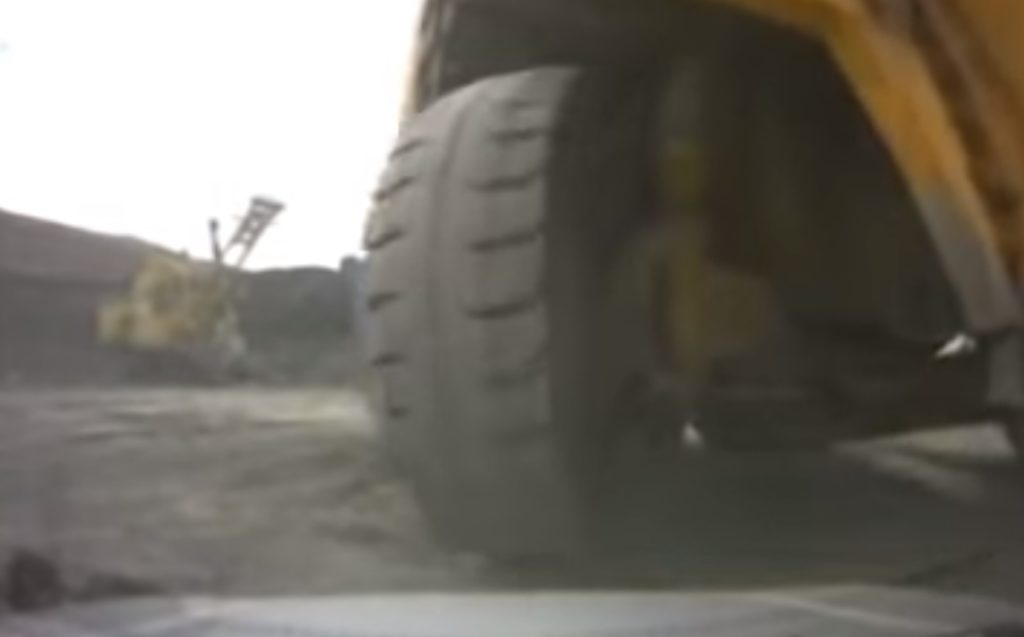 Caminhão gigante esmaga SUV por acidente; veja o vídeo