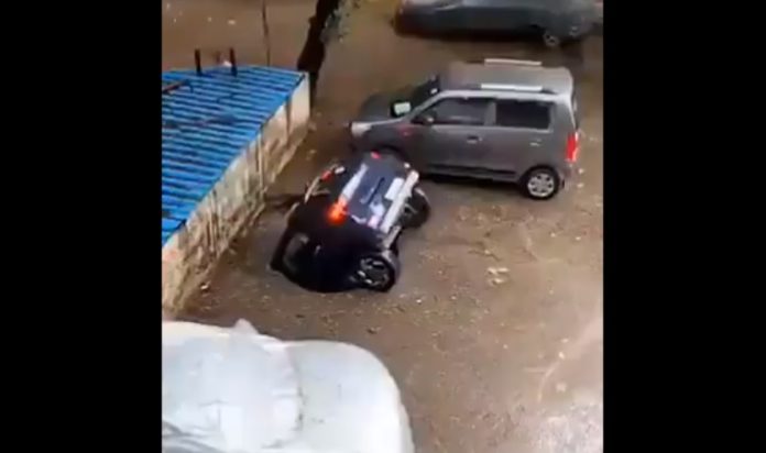 Vídeo flagra momento em que carro é engolido por buraco na Índia