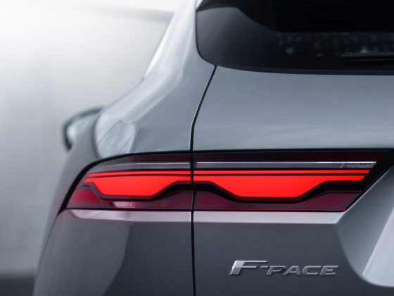 Jaguar F-Pace estreia mais tecnológico e com visual retocado