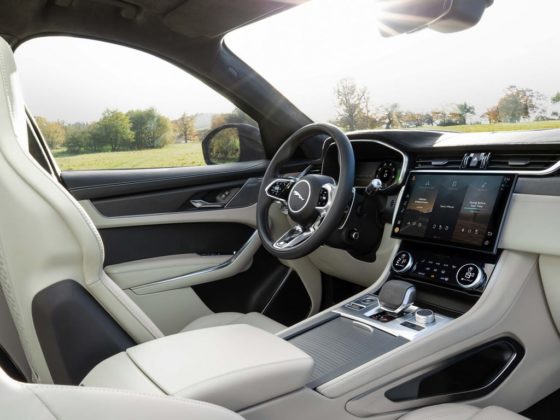 Jaguar F-Pace estreia mais tecnológico e com visual retocado