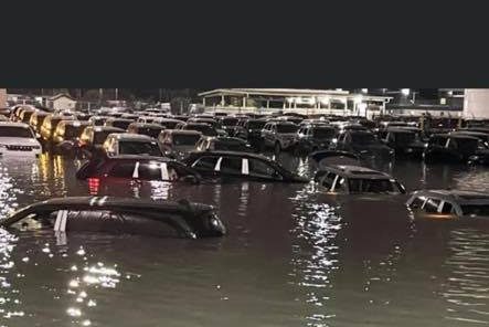 Enchente destrói carros 0km da Jeep em pátio de fábrica